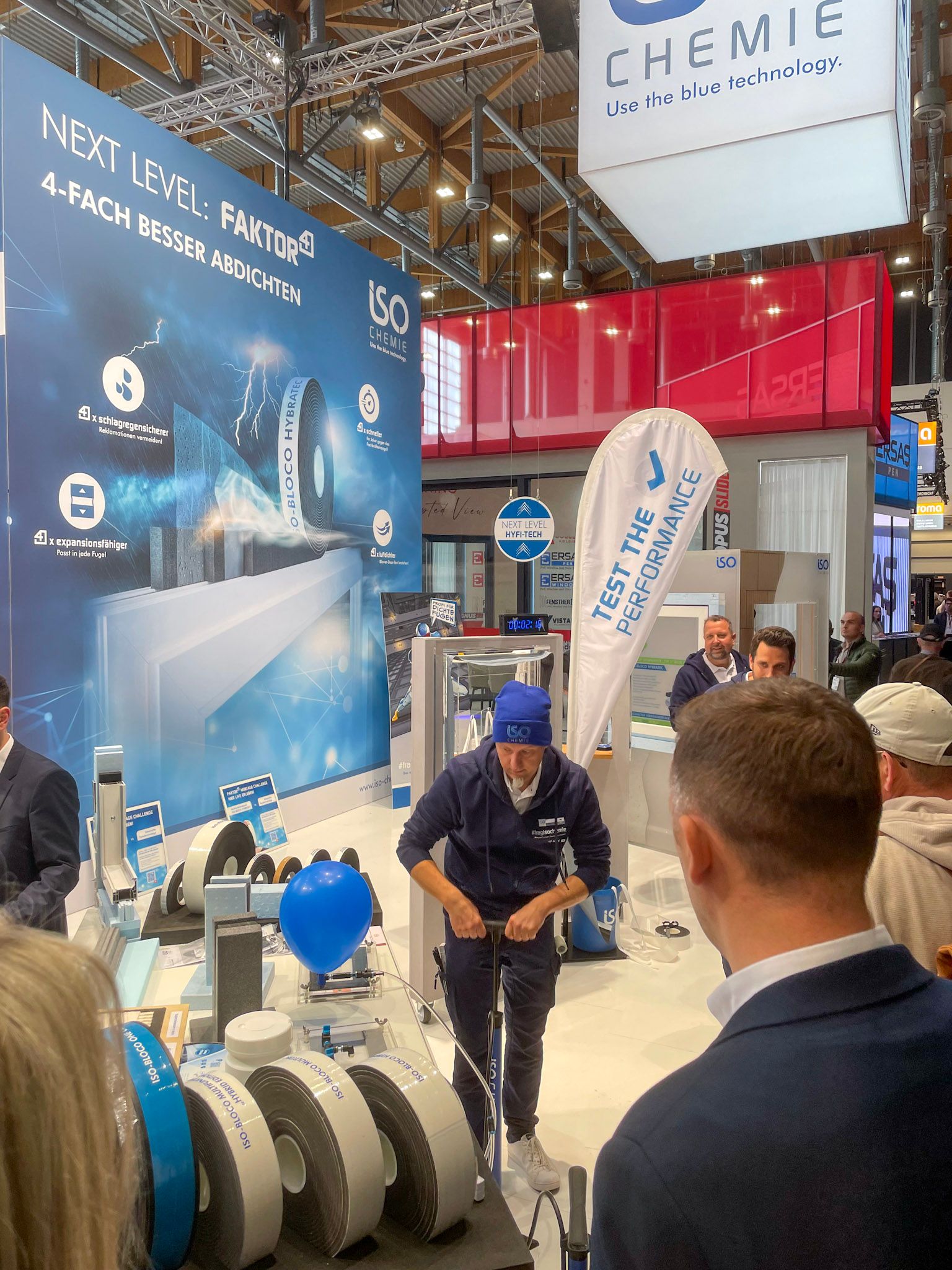 ISO-BLOCO HYBRATEC im Luftdichtheittest.jpg